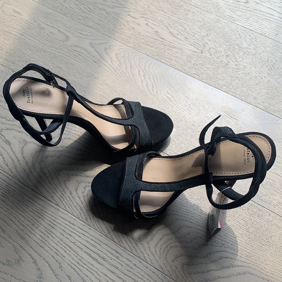 Black high heels with shiny details - Picture 4 of 7